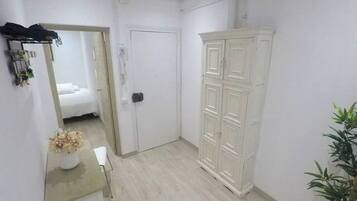 4 chambres, bureau, fer et planche Ă  repasser, lit parapluie
