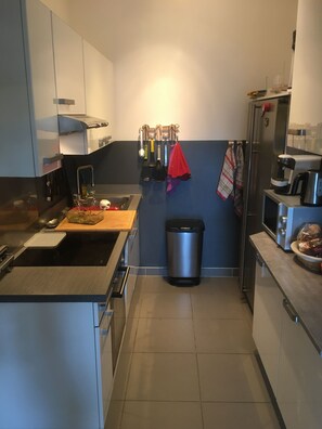 Frigorifero, microonde, forno, piano cottura