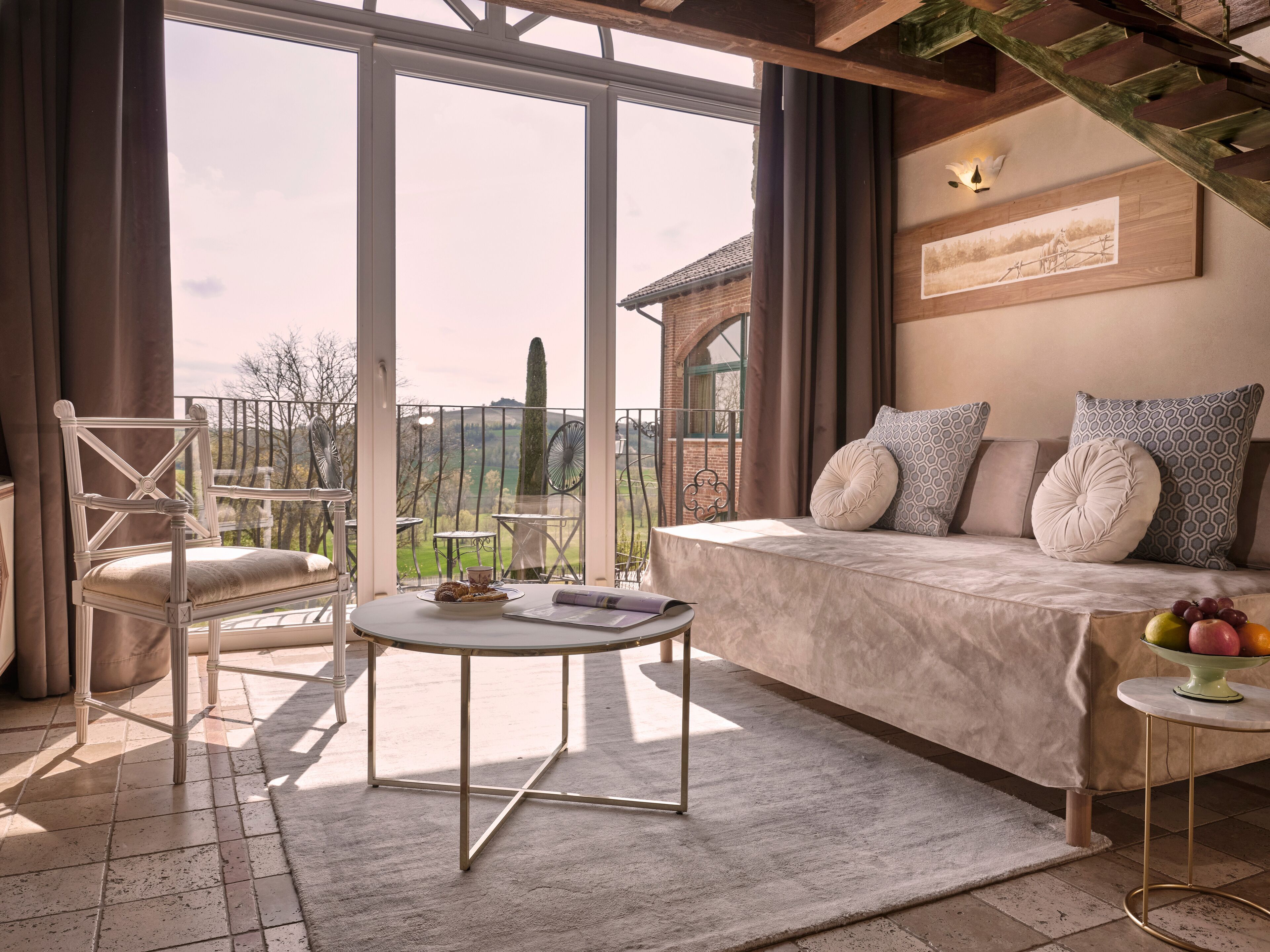 Suite Junior, pemandangan halaman | Seprai katun Mesir, seprai premium, selimut bulu angsa, dan minibar