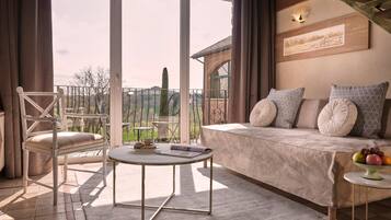 Suite Junior, pemandangan halaman | Seprai katun Mesir, seprai premium, selimut bulu angsa, dan minibar