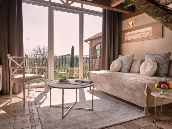 Suite junior, vista al patio | Sábanas de algodón egipcio, ropa de cama de alta calidad y edredón 