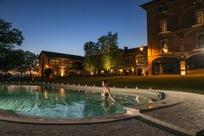 Außenpool, geöffnet von 09:00 Uhr bis 19:30 Uhr, Sonnenschirme