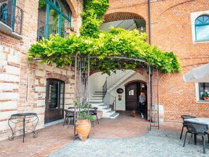 Front of property - Tenuta Montemagno (Montemagno)