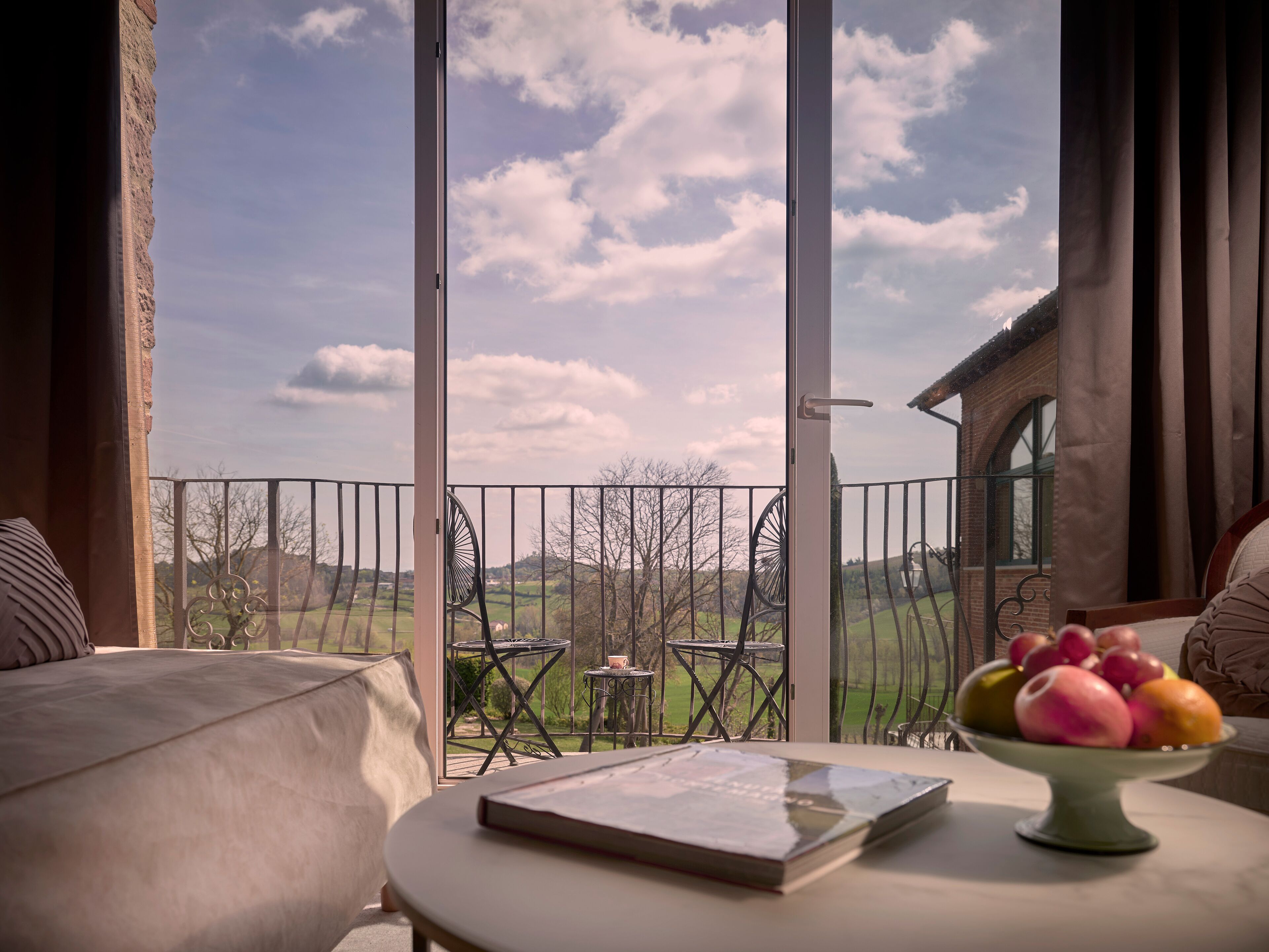 جناح جونيور - منظر للفناء | ملاءات من القطن المصري وأغطية فراش متميزة وألحفة محشوة بالريش وميني بار