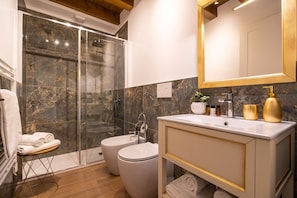 Douche, sèche-cheveux, bidet, serviettes fournies