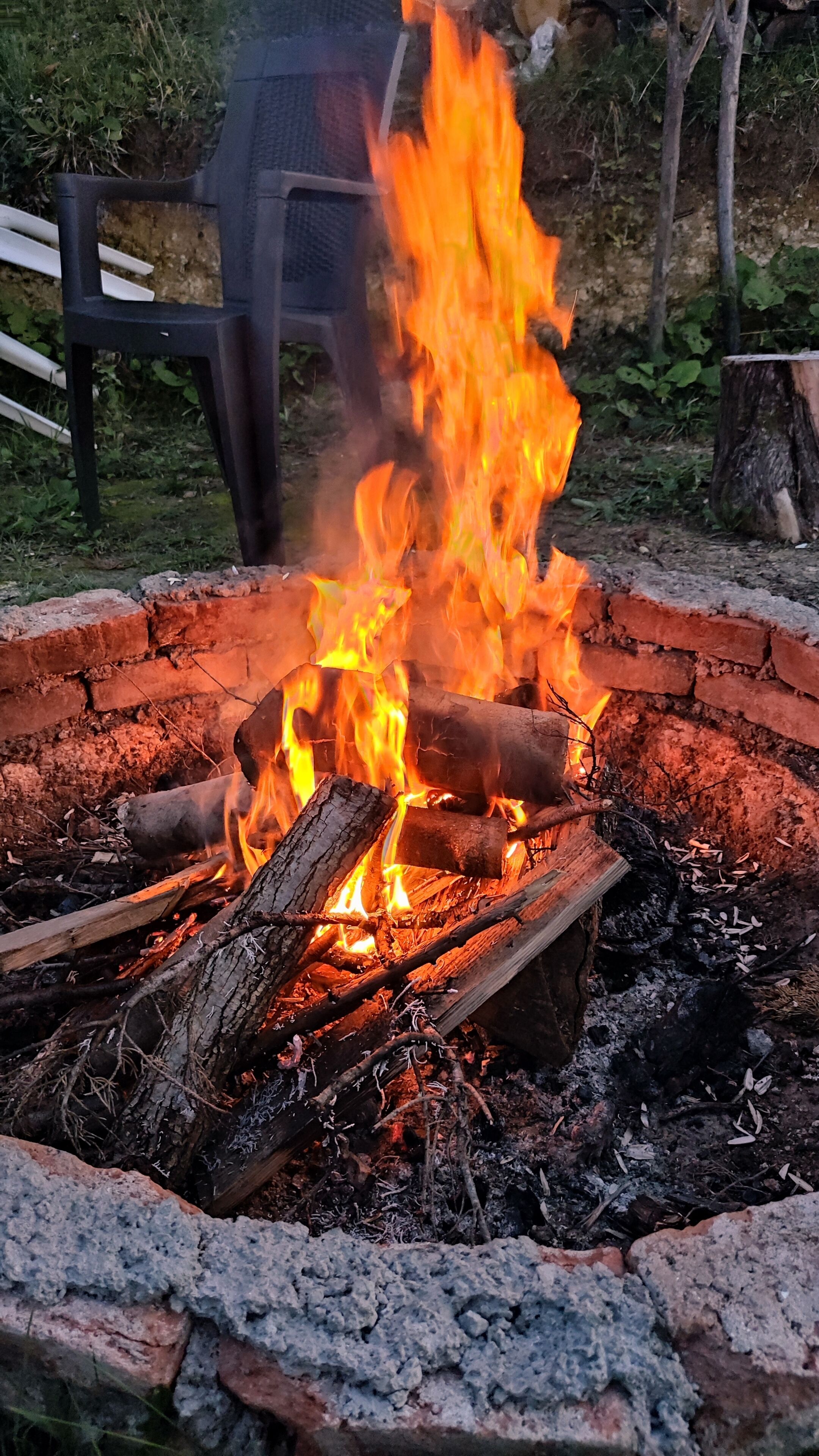 Un foyer avec des bûches et des flammes.