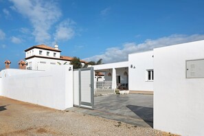 Exterior - Villa Blanca with Pool, Wi-Fi, A/C, Terrace & Garden (Conil de la Frontera)