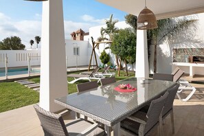 Outdoor dining - Villa Blanca with Pool, Wi-Fi, A/C, Terrace & Garden (Conil de la Frontera)