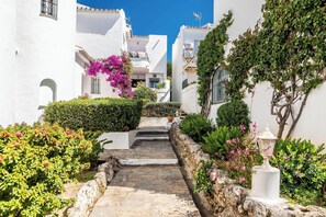 Property grounds - Holiday Home Rocas del Mar with Sea View, Pool, Garden & Wi-Fi (Mijas Costa)