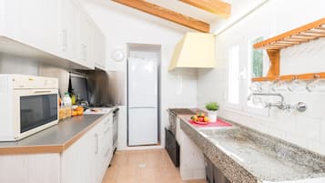 Frigorífico, microondas, horno y placa de cocina