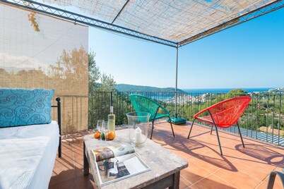 House with pool and sea view – Casa Can Divertit