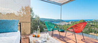 House with pool and sea view – Casa Can Divertit