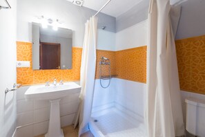 Douche, sèche-cheveux, serviettes fournies