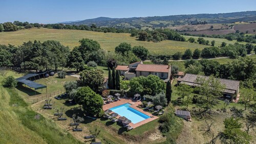 Ferienwohnung La Quercia mit Bergblick, Terrasse, Gemeinschaftspool und WLAN