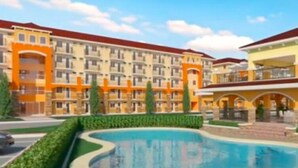 Un hôtel doté d’une piscine, de plusieurs balcons et d’une cour intérieure.