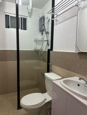Duschwanne, Haartrockner, Handtücher, Toilettenpapier