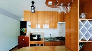 Une cuisine avec des meubles de rangement en bois, un évier et un plan de travail agrémenté de sets de table en fibres tressées.