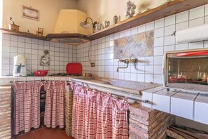 Frigorifero, piano cottura, macchina per tè/caffè