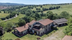 Exterior - Apartment Il Tiglio with Shared Pool, Garden & Wi-Fi (Magliano in Toscana)