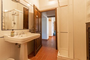 Shower, hair dryer, towels - Apartment Il Tiglio with Shared Pool, Garden & Wi-Fi (Magliano in Toscana)