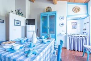 Dining - Apartment Il Tiglio with Shared Pool, Garden & Wi-Fi (Magliano in Toscana)