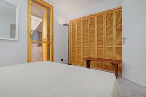 1 slaapkamer, een strijkplank/strijkijzer, gratis wifi, beddengoed