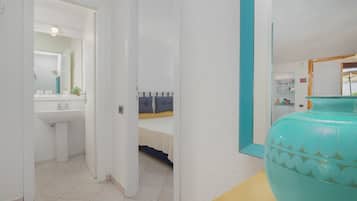 1 habitación, tabla de planchar con plancha, wifi gratis y ropa de cama