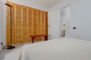 1 habitación, tabla de planchar con plancha, wifi gratis y ropa de cama 
