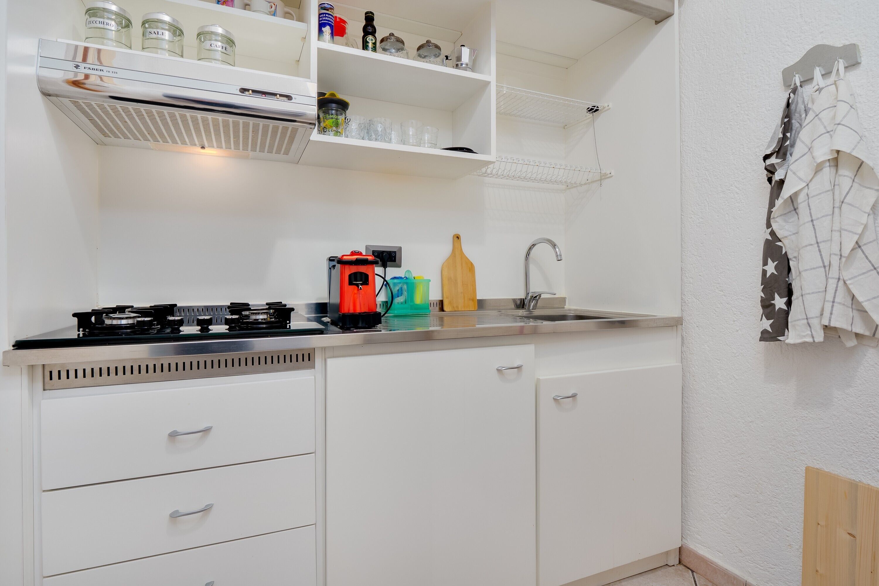 Kühlschrank, Mikrowelle, Herdplatte, Wasserkocher mit Kaffee-/Teezubehör