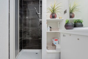 Dusche, Haartrockner, Handtücher