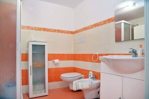 Douche, sèche-cheveux, serviettes fournies