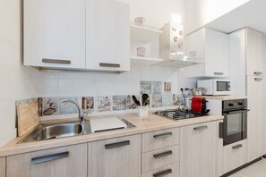 雪櫃、微波爐、焗爐、爐具