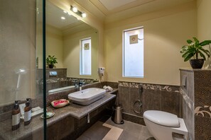 Deluxe Room | Bathroom | Shower, towels