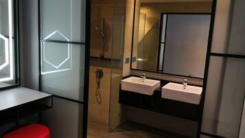 Bañera con ducha, bidet