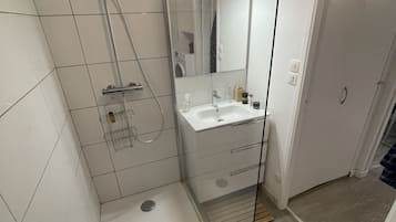 Dusche, Haartrockner, Seife, Shampoo