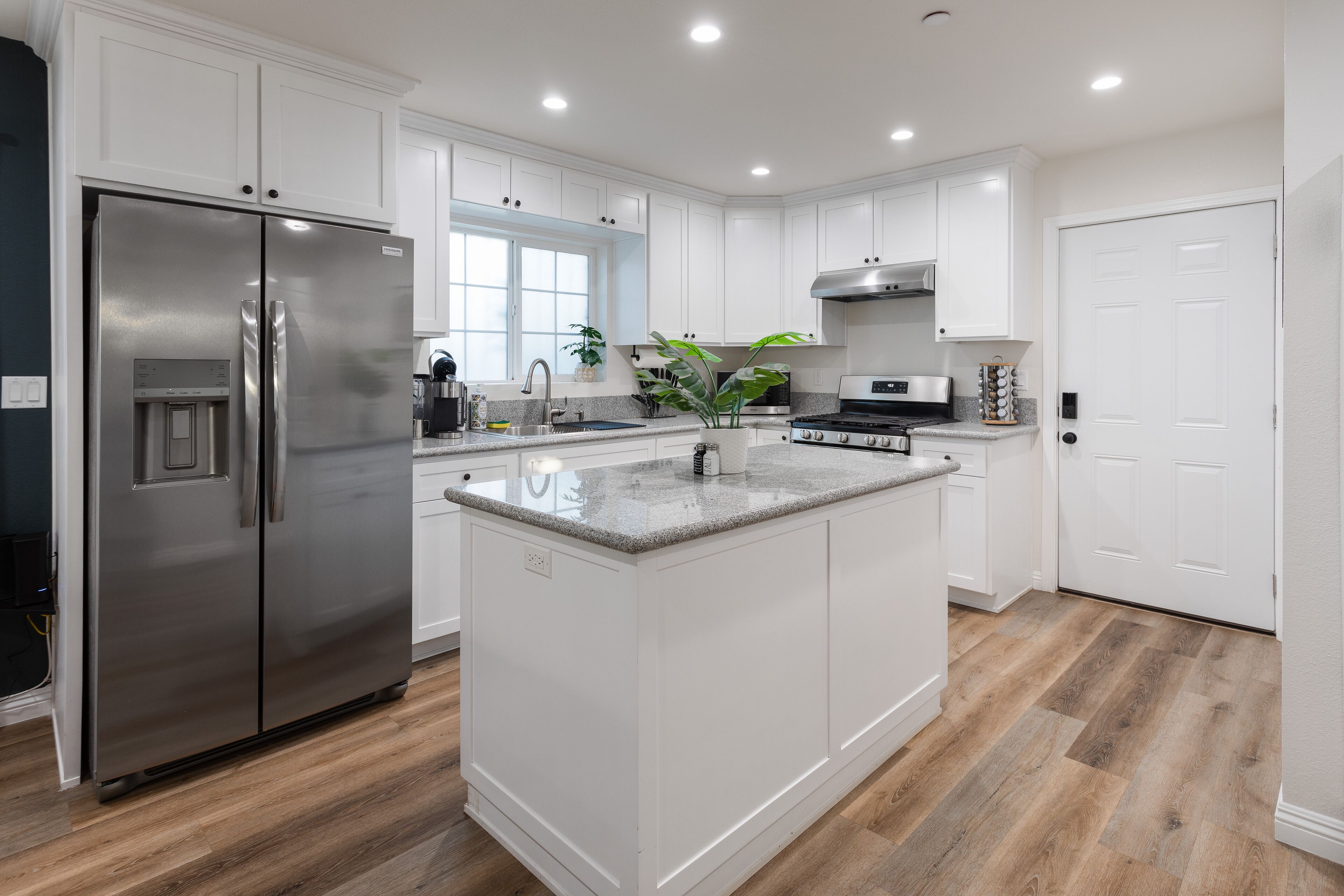 Geladeira, micro-ondas, fogão, cooktop