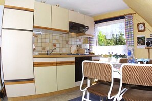 Fridge, oven - Apartment in the house Riegstra in Esens - Apartment in the house Riegstra (Esens)