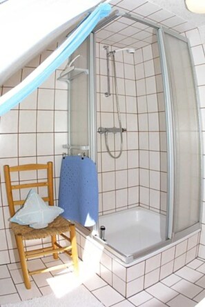 Dusj, håndklær, såpe og toalettpapir