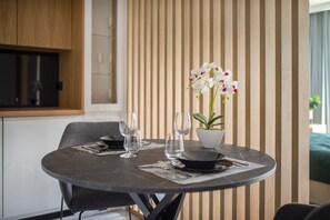 Design Studio Suite | Private kitchen | Cookware/dishes/utensils - Easy Rent Apartments - GOLD 30 (Lublin)