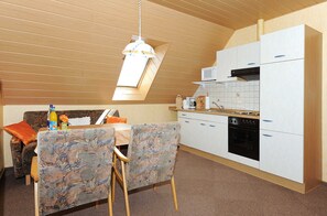 Kühlschrank, Mikrowelle, Ofen, Hochstuhl