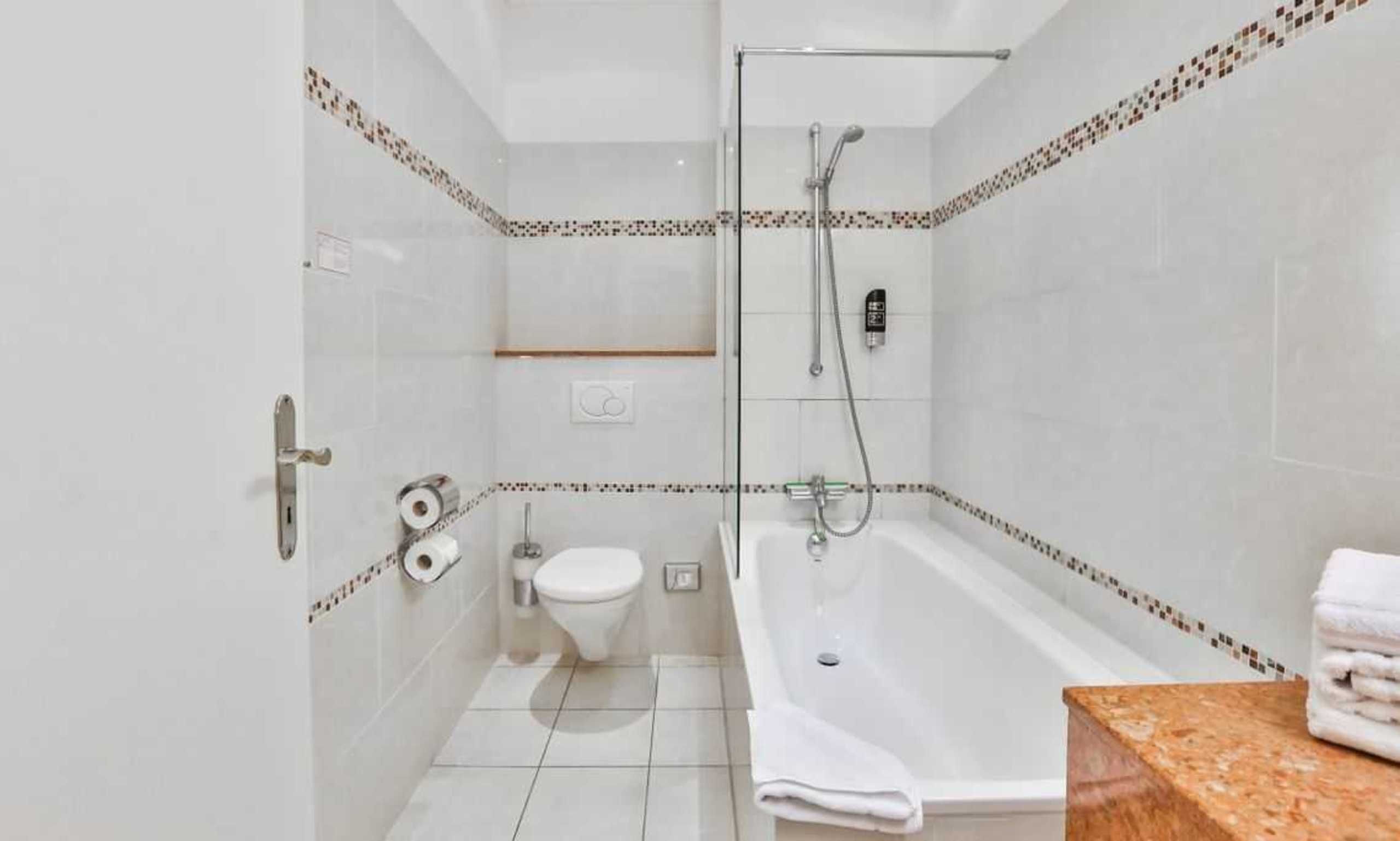 Un bagno moderno con vasca, servizi igienici e doccia.
