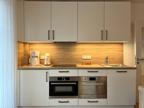 Kühlschrank, Mikrowelle, Ofen, Geschirrspüler