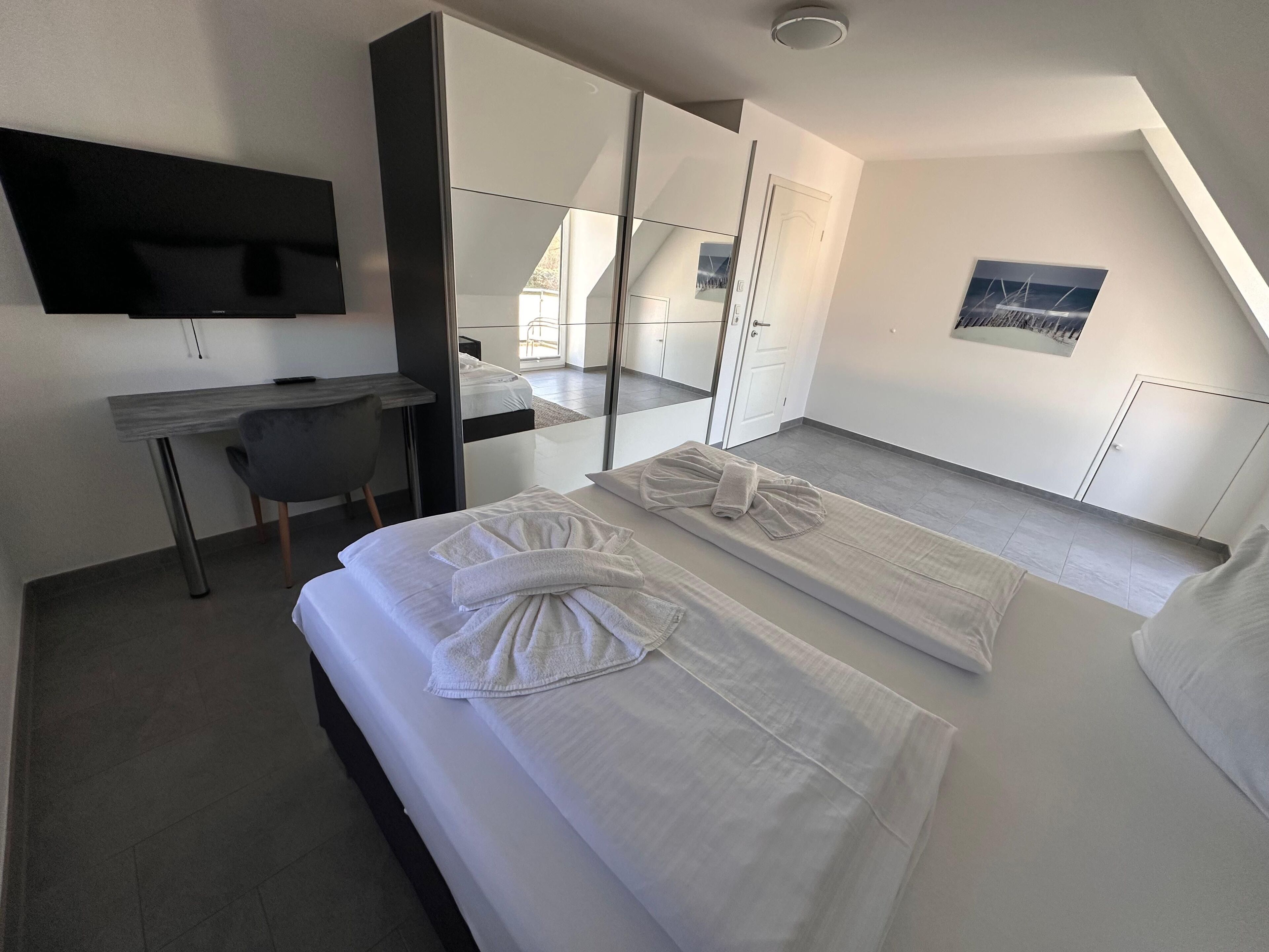 3 bedrooms, in-room safe, desk, travel crib