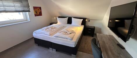 3 soverom, safe på rommet, skrivebord og reiseseng for barn