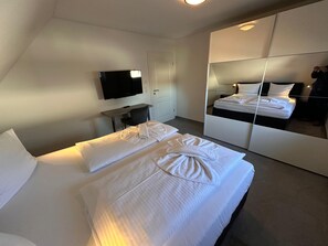 3 Schlafzimmer, Zimmersafe, Schreibtisch, Reisekinderbett