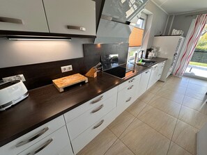 Kühlschrank, Mikrowelle, Ofen, Geschirrspüler