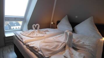 4 Schlafzimmer, Zimmersafe, Schreibtisch, Reisekinderbett