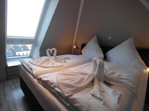 4 chambres, coffres-forts dans les chambres, bureau, lit parapluie