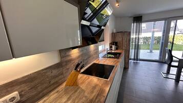 Een koelkast, een magnetron, een oven, een vaatwasser