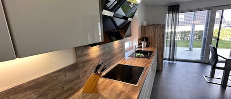 Kühlschrank, Mikrowelle, Ofen, Geschirrspüler